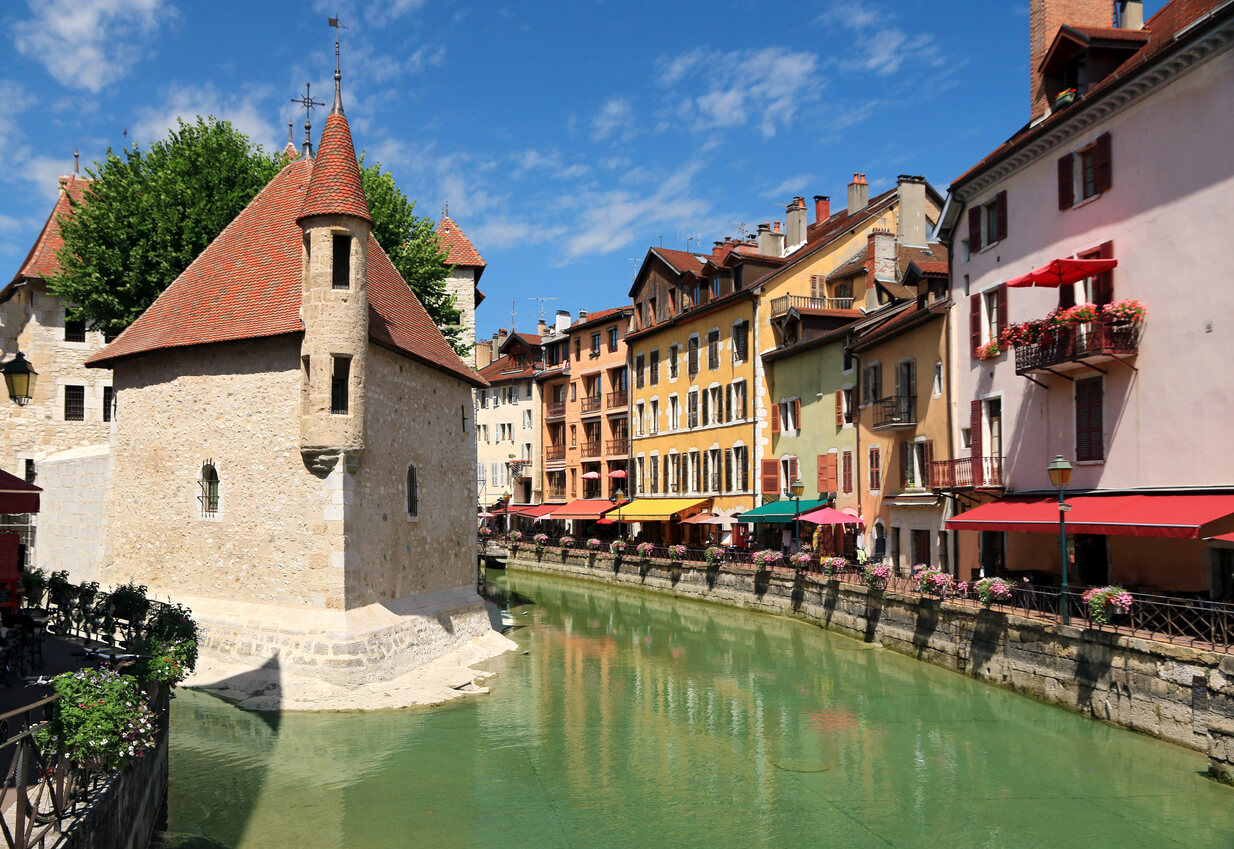 Annecy (Haute-Savoie) : Palais de l'Île et quais du Thiou à Annecy