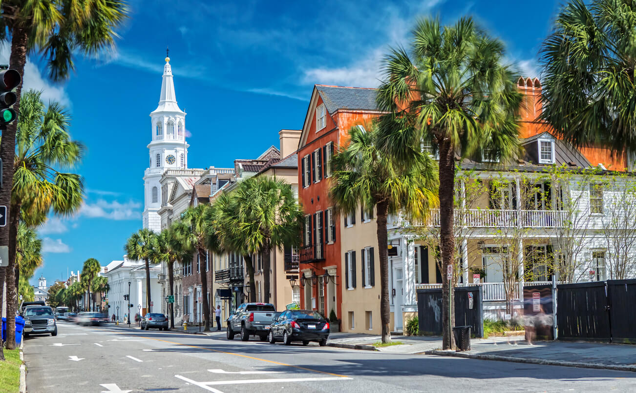 South Carolina : L’église St. Michaels et Broad Street à Charleston, Caroline du Sud South Carolina : L’église St. Michaels et Broad Street à Charleston, Caroline du Sud