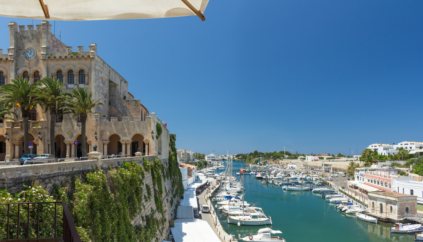 Ciutadella de Menorca : Hôtel de ville et le port de Ciutadella