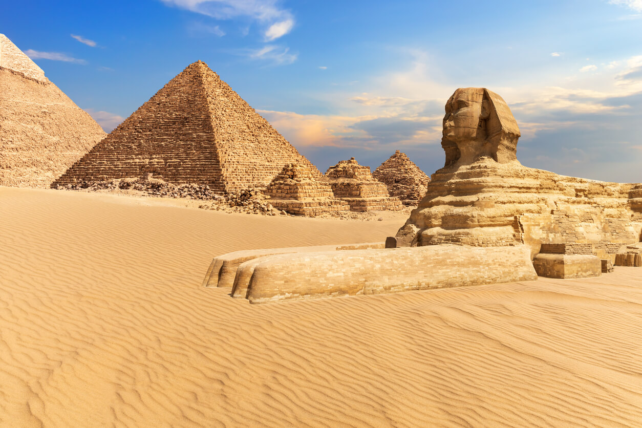 Egypten: Le Sphinx de Gizeh à côté des pyramides Egypten: Le Sphinx de Gizeh à côté des pyramides