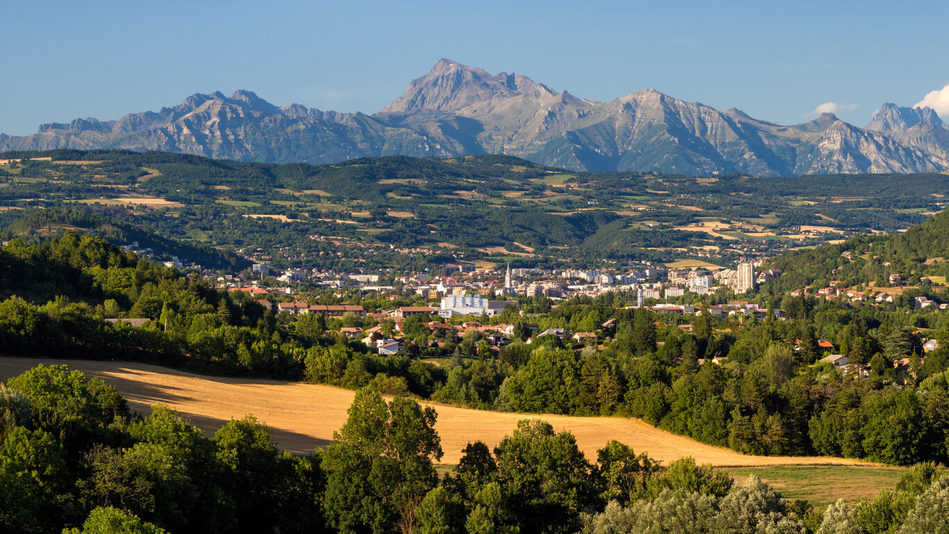 Gap (Hautes-Alpes) : Gap en été avec le pic Chaillol en arrière-plan