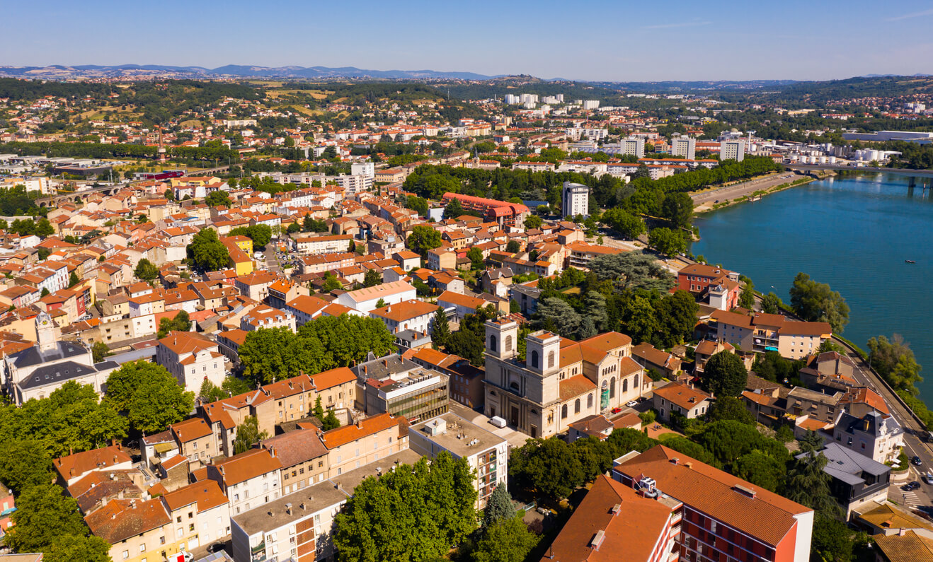 Lyonnais (runt Lyon): La ville de Givors, dans l'aire métropolitaine de Lyon Lyonnais (runt Lyon): La ville de Givors, dans l'aire métropolitaine de Lyon