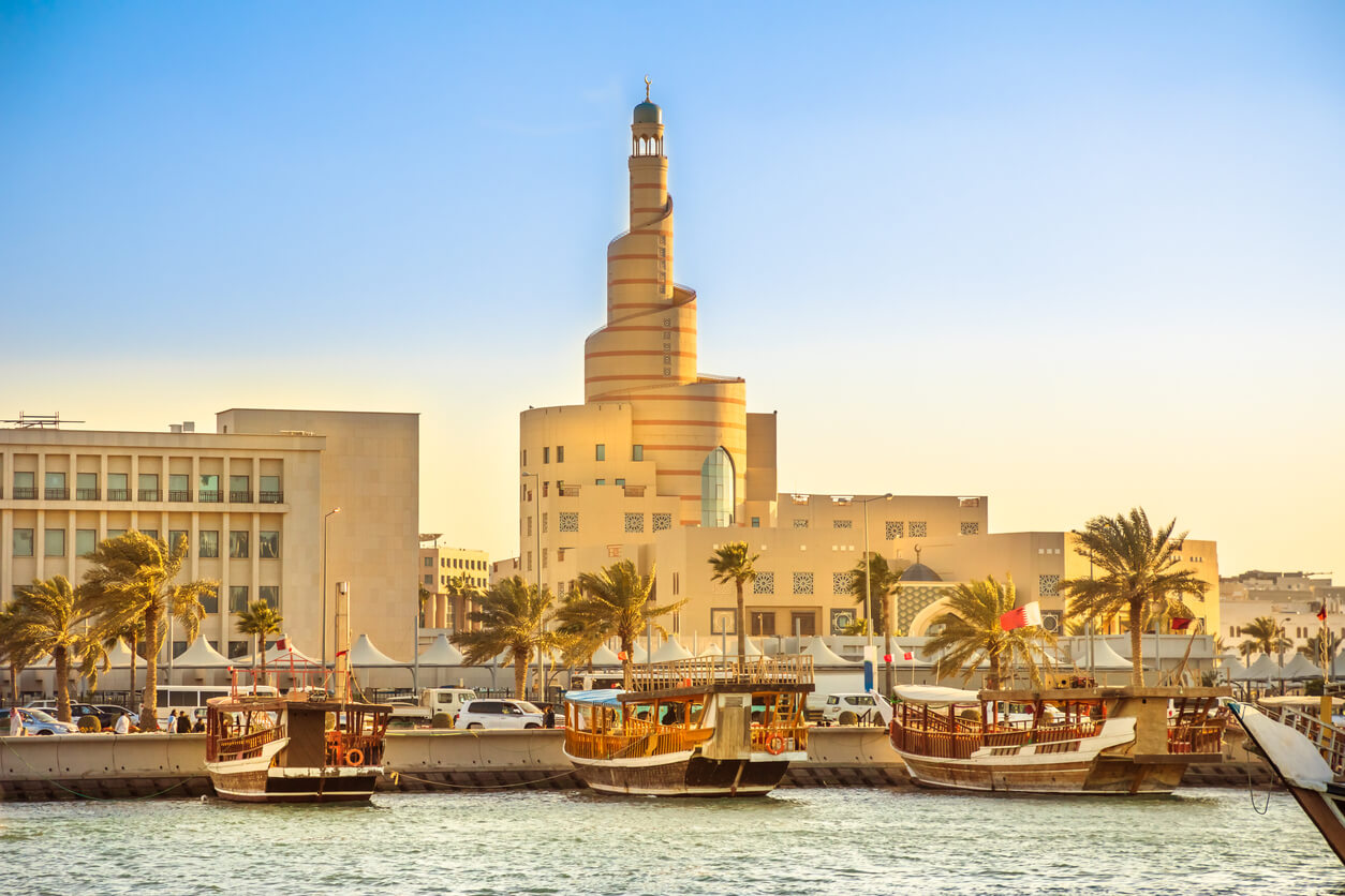 Qatar: Dhow Harbor et la mosquée de Doha Qatar: Dhow Harbor et la mosquée de Doha