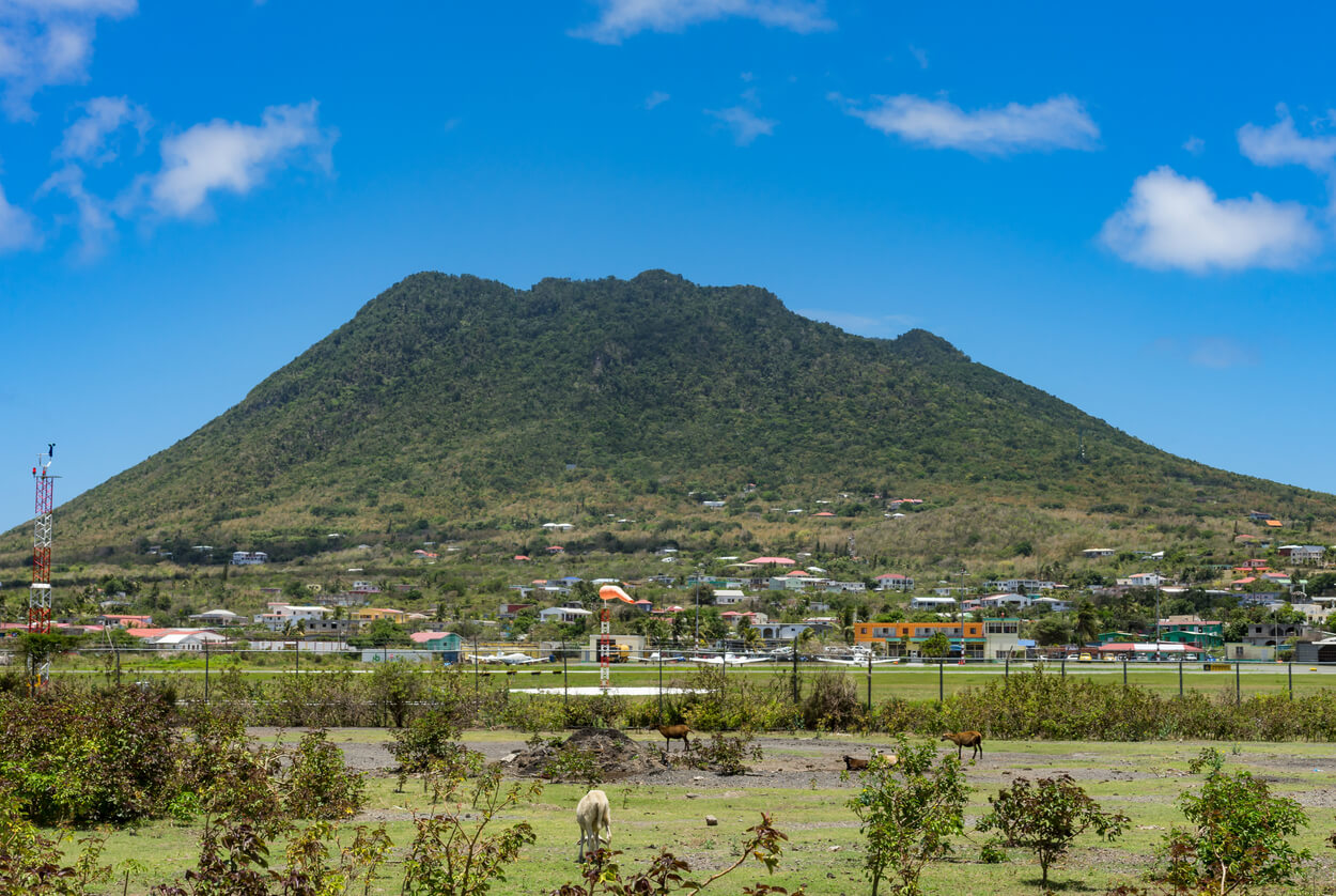 Sint Eustatius (Statia) : Le volcan Quill à St-Eustache Sint Eustatius (Statia) : Le volcan Quill à St-Eustache